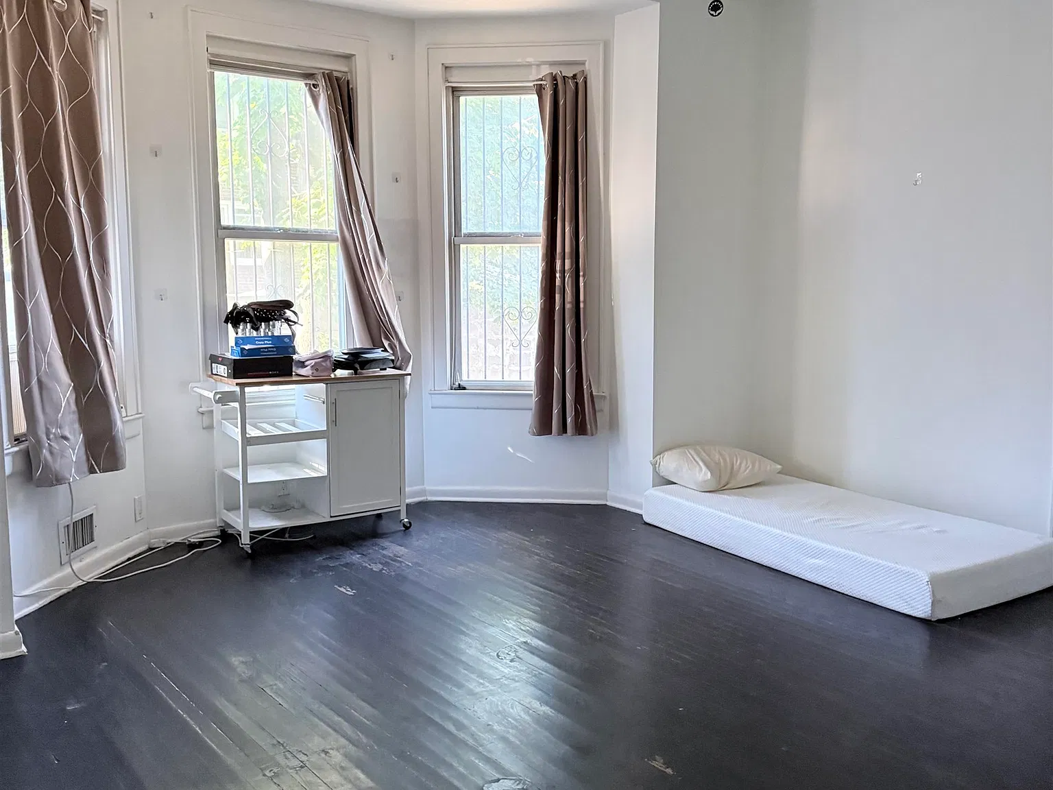 2 bed, 1.0 bath, 850 sqft, $2,200 — Photo 2
