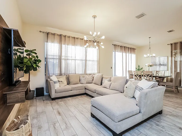 8916 Madrid Cir — Photo 2