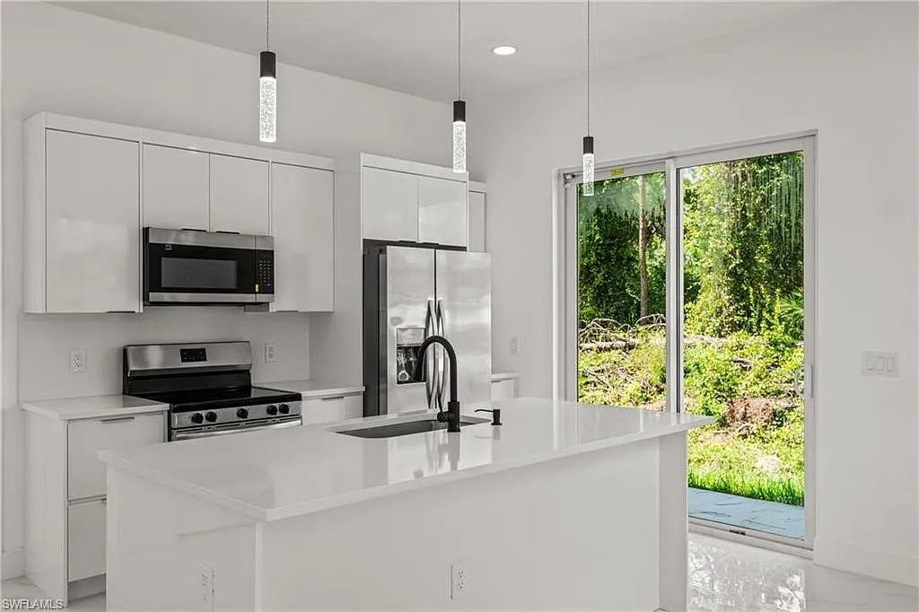 3 bed, 2.0 bath, 1063 sqft, $1,800 — Photo 4