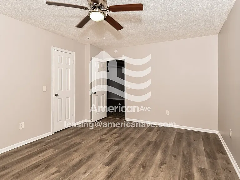 6915_006_wm_-_main_bedroom_13246671.jpg