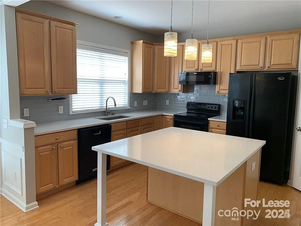 2 bed, 2.5 bath, 2109 sqft, $2,400 — Photo 3