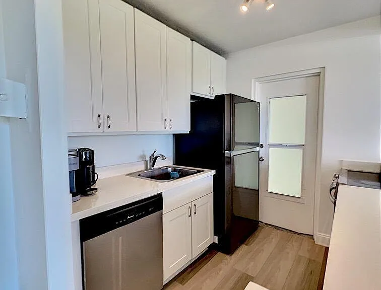 2555 NE 11th St #809 — Photo 4