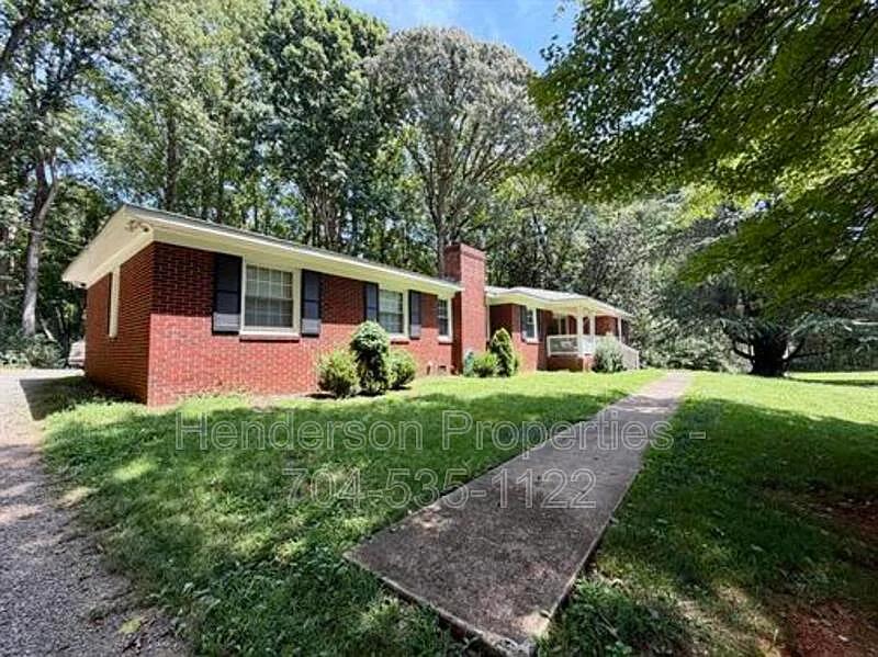 3 bed, 2.0 bath, 1765 sqft, $2,200 — Photo 2
