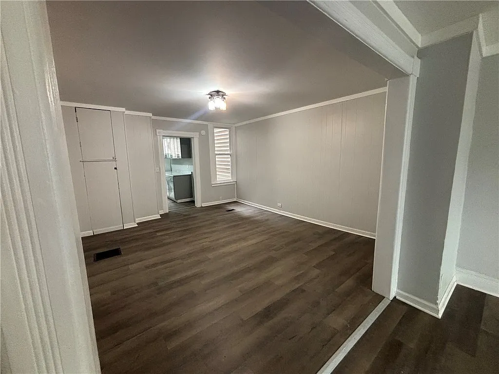 3 bed, 1.0 bath, 15818 sqft, $1,325 — Photo 3