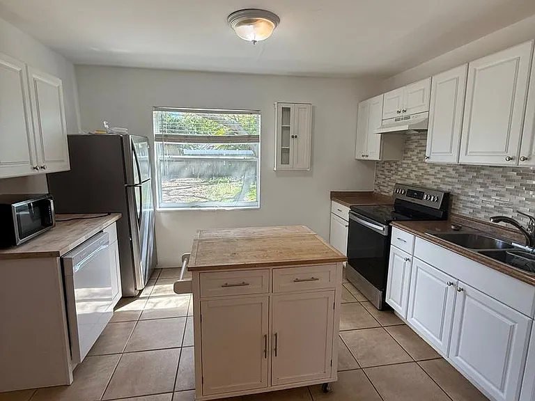 3030 W Napoleon Ave — Photo 4