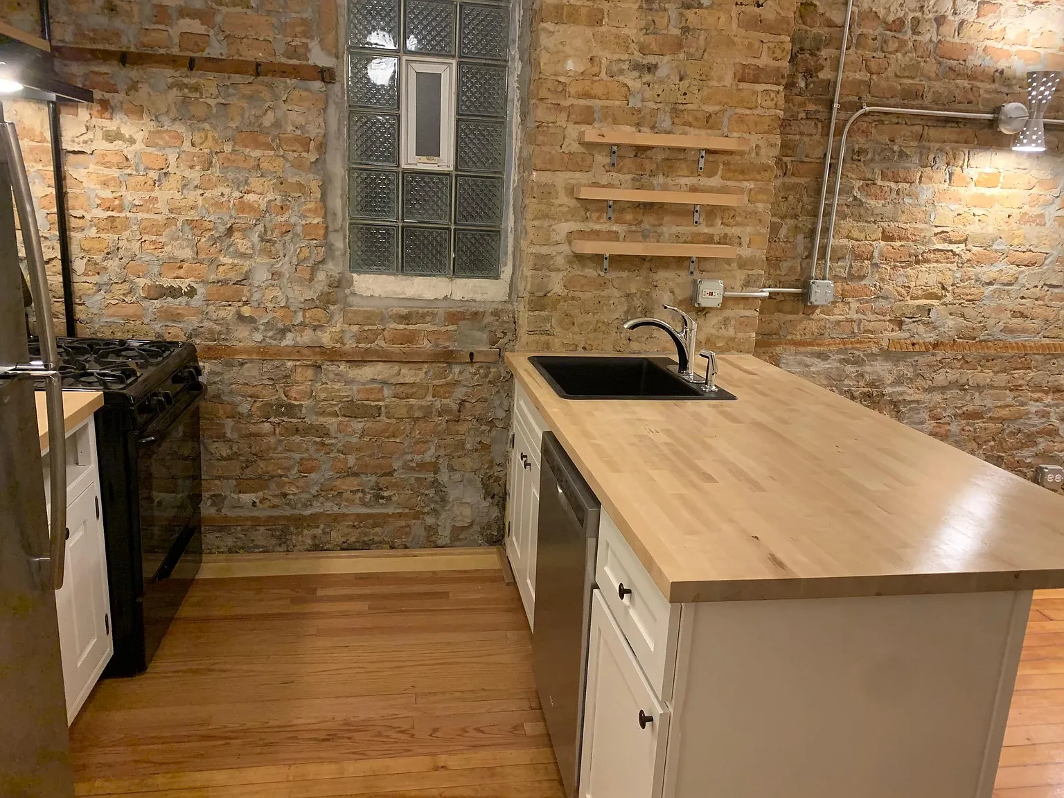 2 bed, 900 sqft, $1,600 — Photo 3