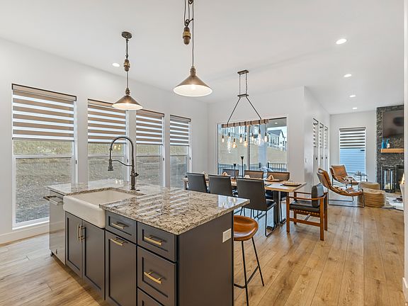 5th image of 5796 N Valley View Rd