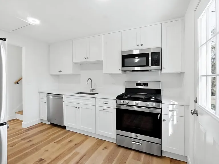 1008 Evangeline Way — Photo 2