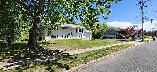 136 Newbury Rd Photo 1