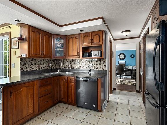 4th image of 8771 Larchmont Dr