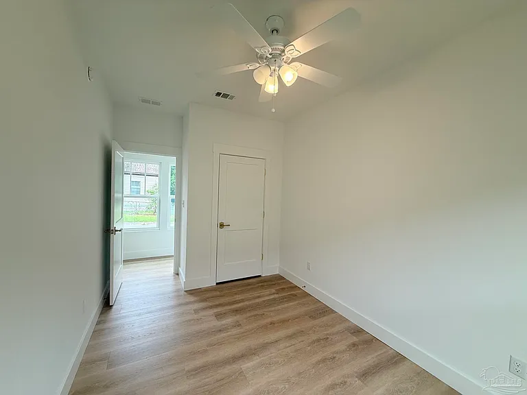 1901 N Davis Hwy — Photo 16