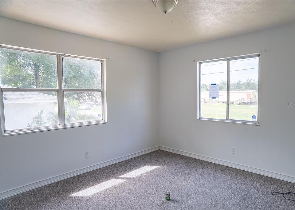 22nd image of 311 S THOMPSON AVENUE