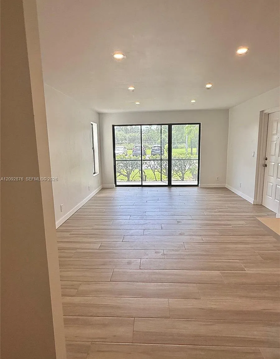 Palm Club Village Ii Cond — Photo 4