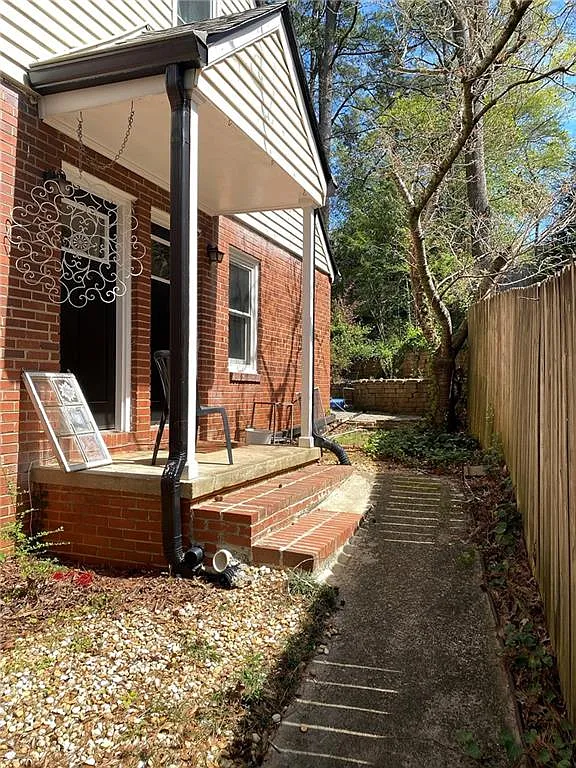 Building Photo - 487 Lakeshore Dr NE #2