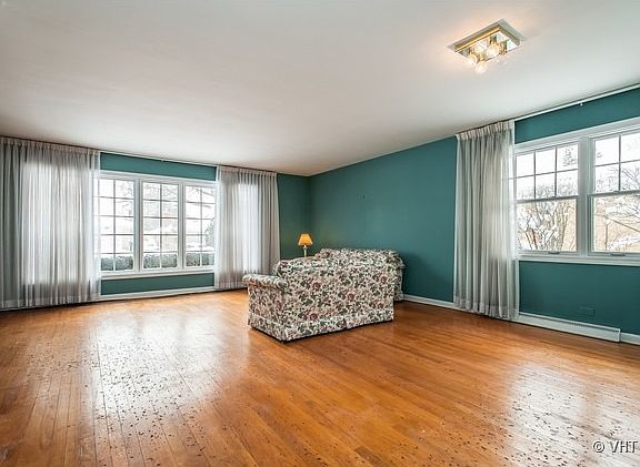 4th image of 2710 Hawthorn Ln