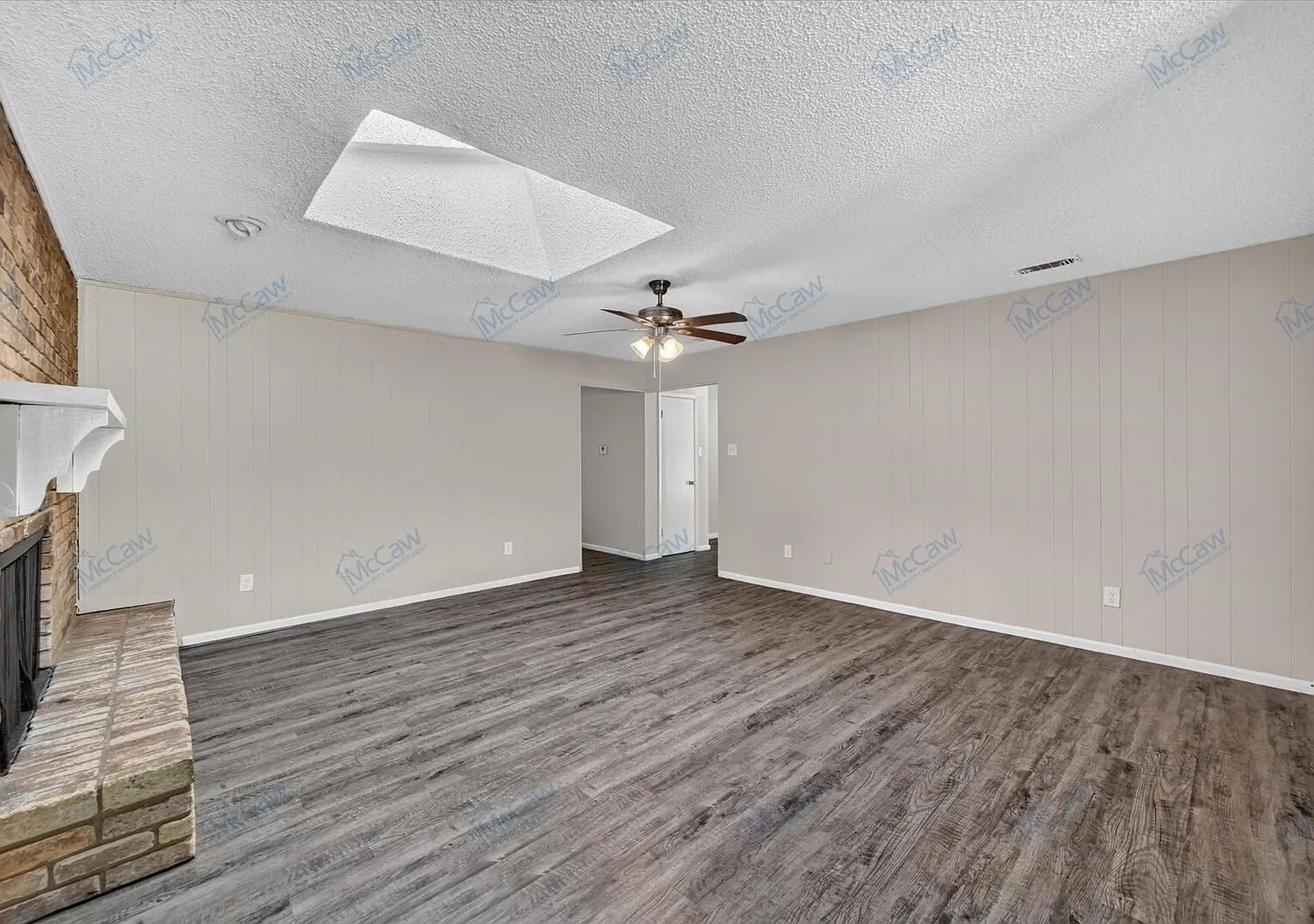 Vacant - Super Clean - Ready For Move In - Limited Time Offer! — Photo 3