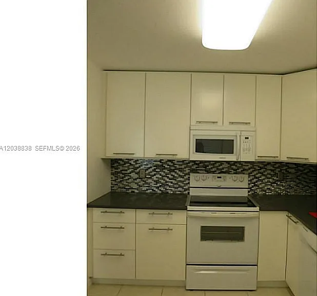 205 Lakeview Dr #202 — Photo 3
