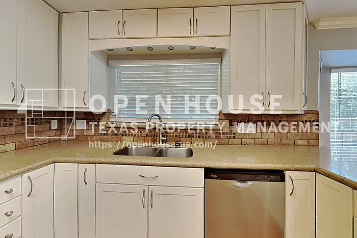 3918 Forest Village Dr — Photo 8