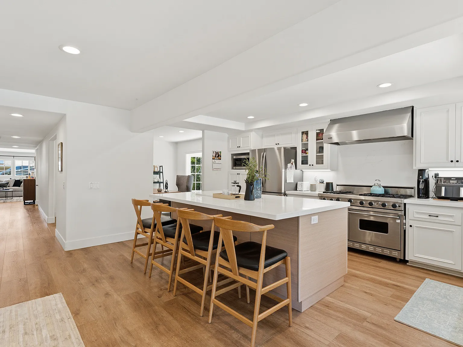 4 bed, 2827 sqft, $9,885 — Photo 3