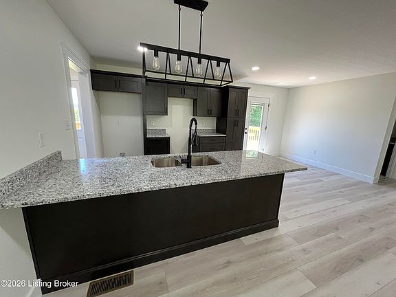 5th image of 205 Olive Ave