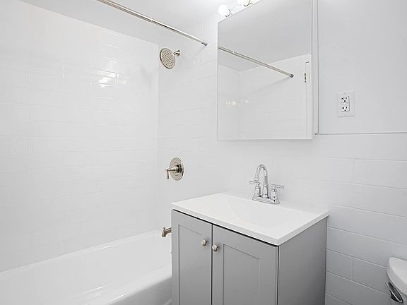 3rd image of 321 E 48th St APT 4A