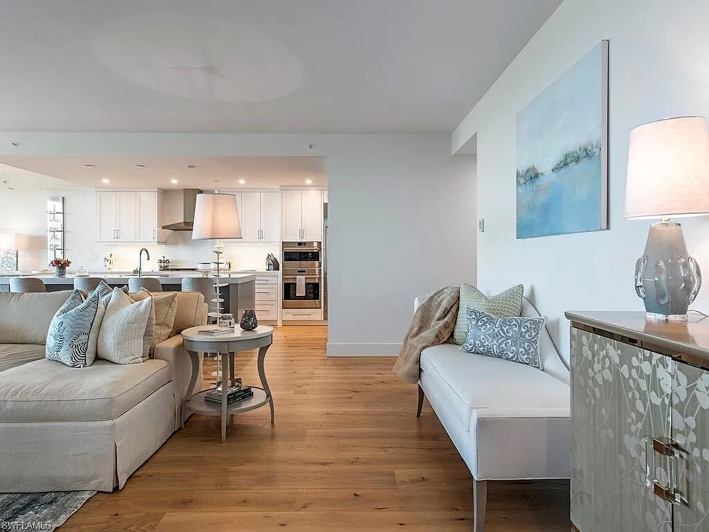 4 bed, 4.5 bath, 3287 sqft, $40,000 — Photo 3