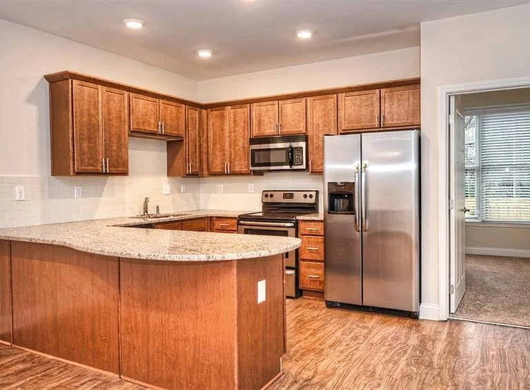 708 S Summit Ave — Photo 7