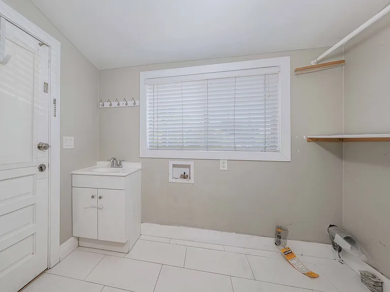 1817 E Morava Ave — Photo 11