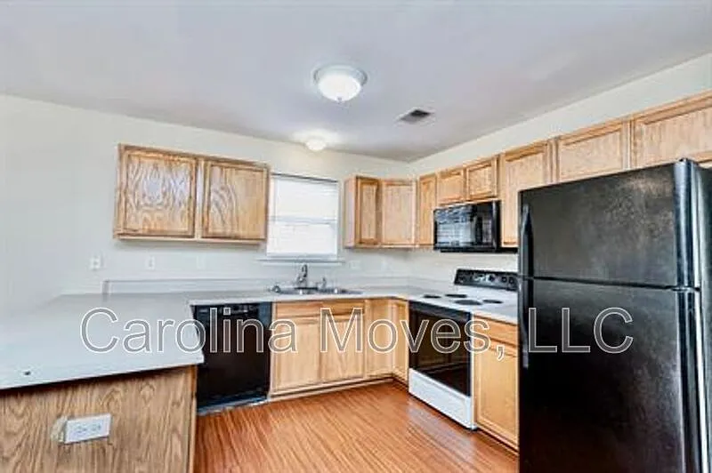 3 bed, 2.5 bath, 1700 sqft, $1,700 — Photo 4