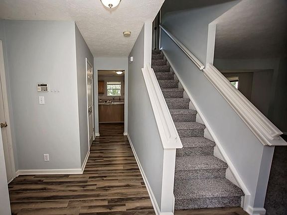 Foyer with new laminate hardwoods