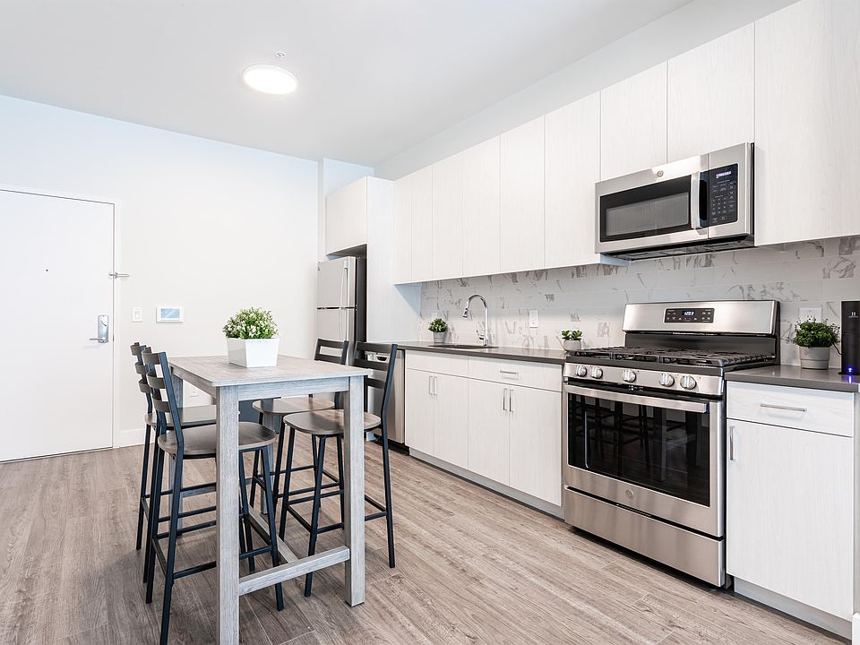 1st image of 475 William St #502