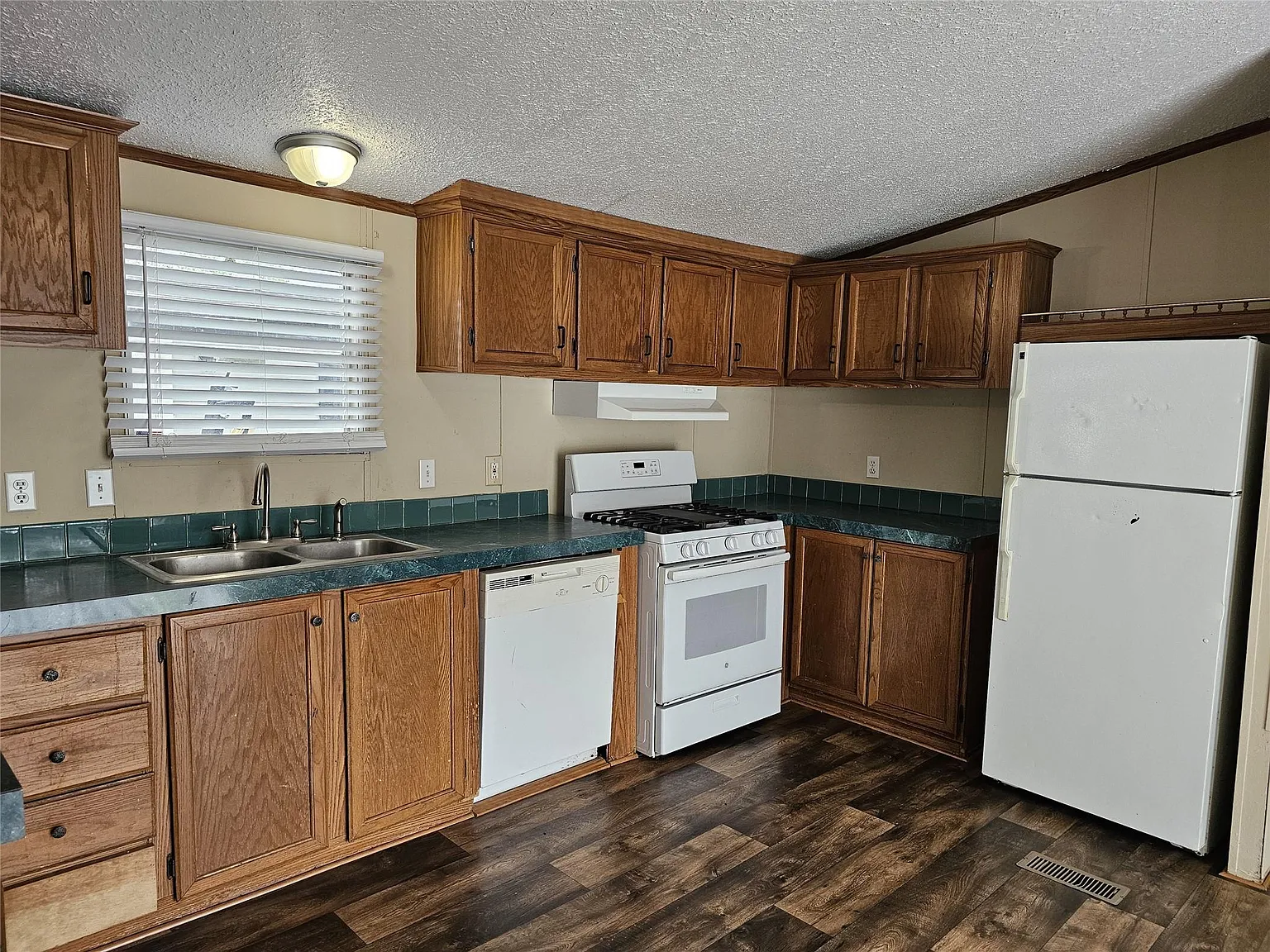 3 bed, 2.0 bath, $1,400 — Photo 3