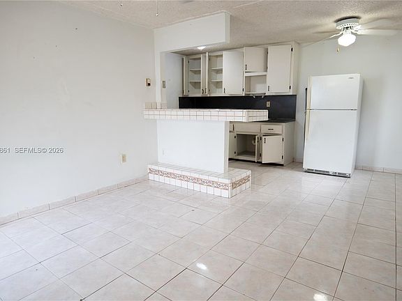 4th image of 2323 SW 17th Ter