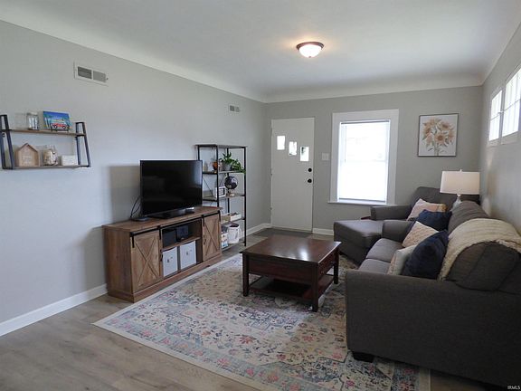 4th image of 513 W Jefferson Blvd