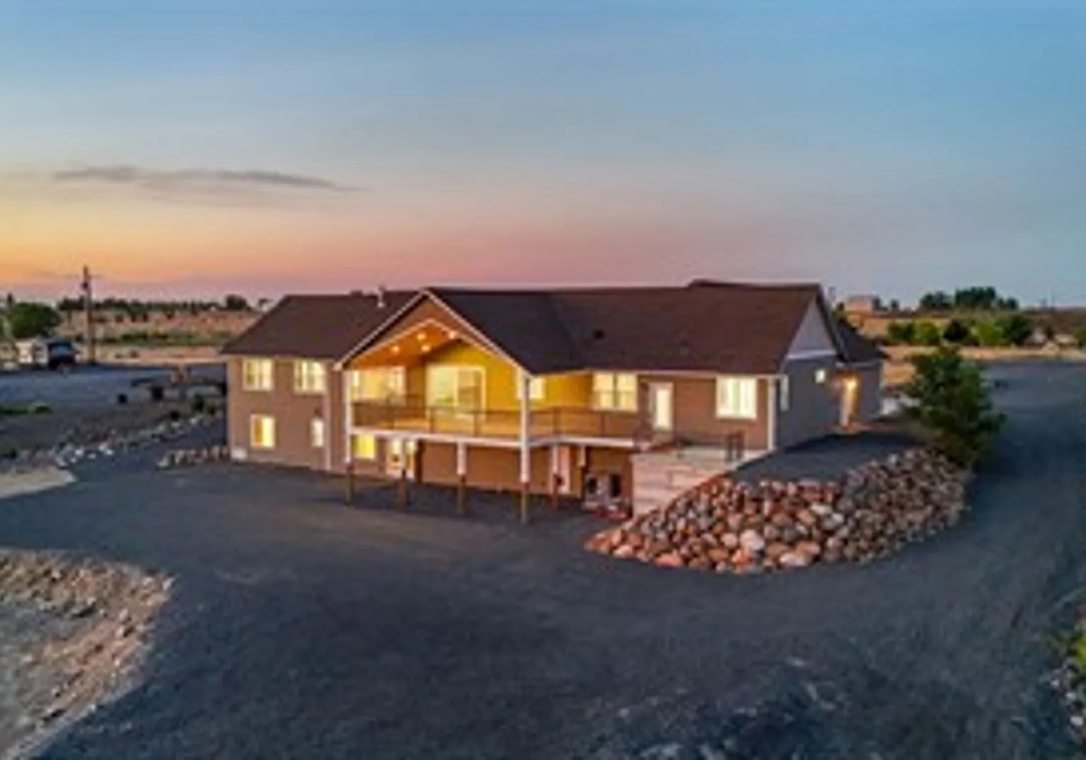 Lakefront Property on 2.5 acres — Photo 1