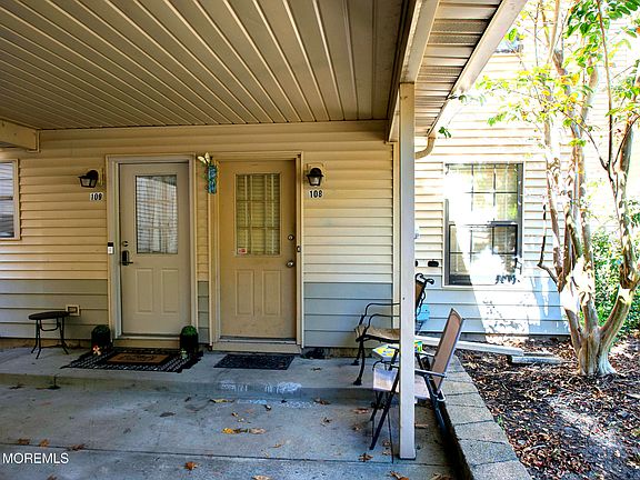 4th image of 108 Deerfoot Way