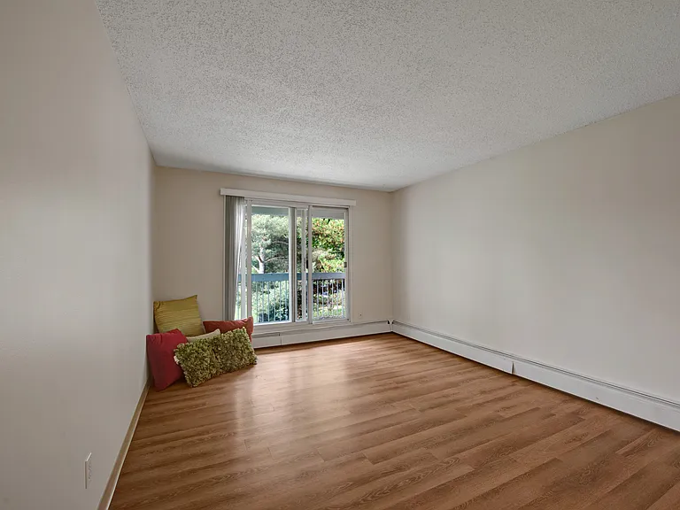 96 Grosvenor Blvd — Photo 11
