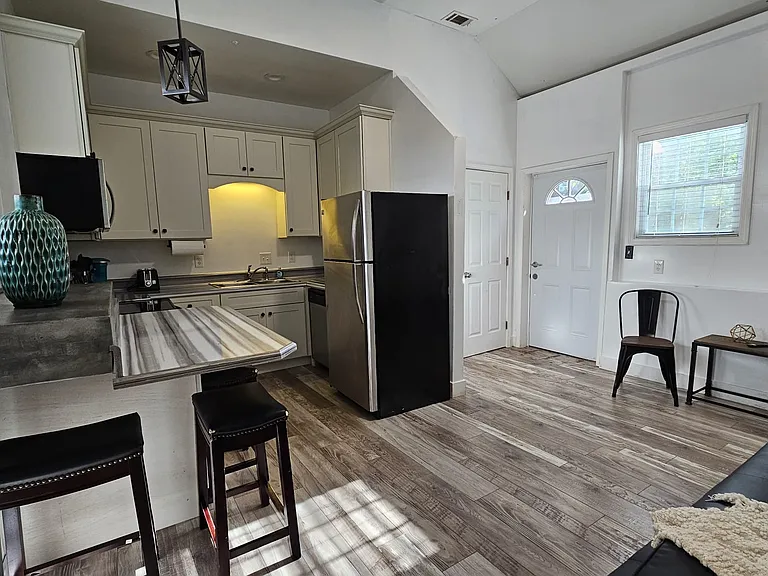 221 15th St NW #C — Photo 2