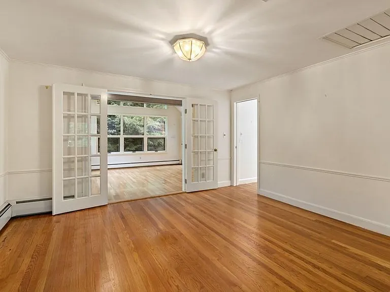 10 Radcliffe Rd — Photo 3