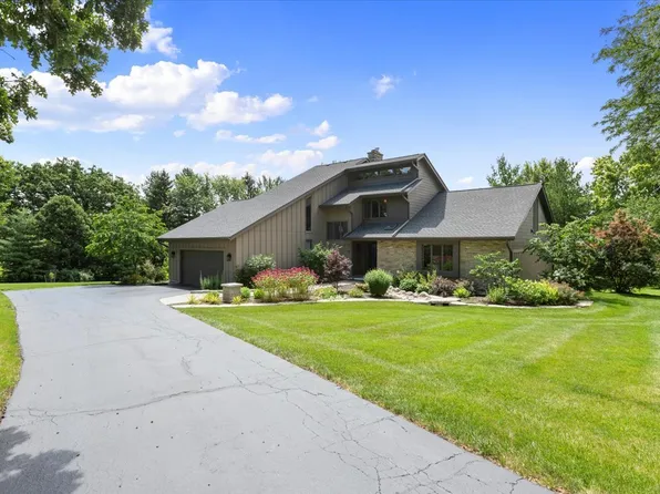 5N275 Fox Bluff Dr, St Charles, IL 60175