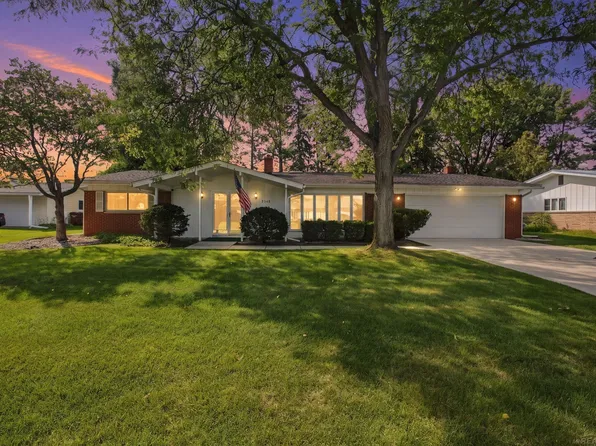 8318 Carriage Hill Dr, Shelby Township, MI 48317