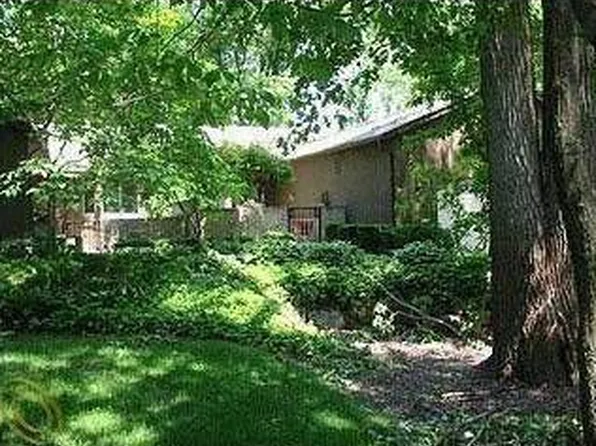 1024 Oak Pointe Dr #1, Waterford, MI 48327