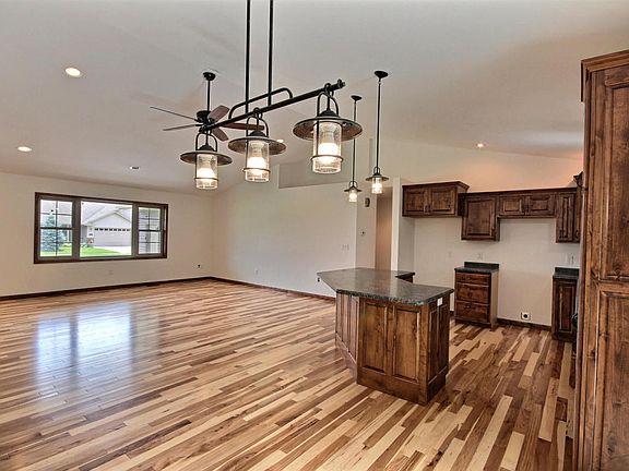 4th image of 310 Driftwood St