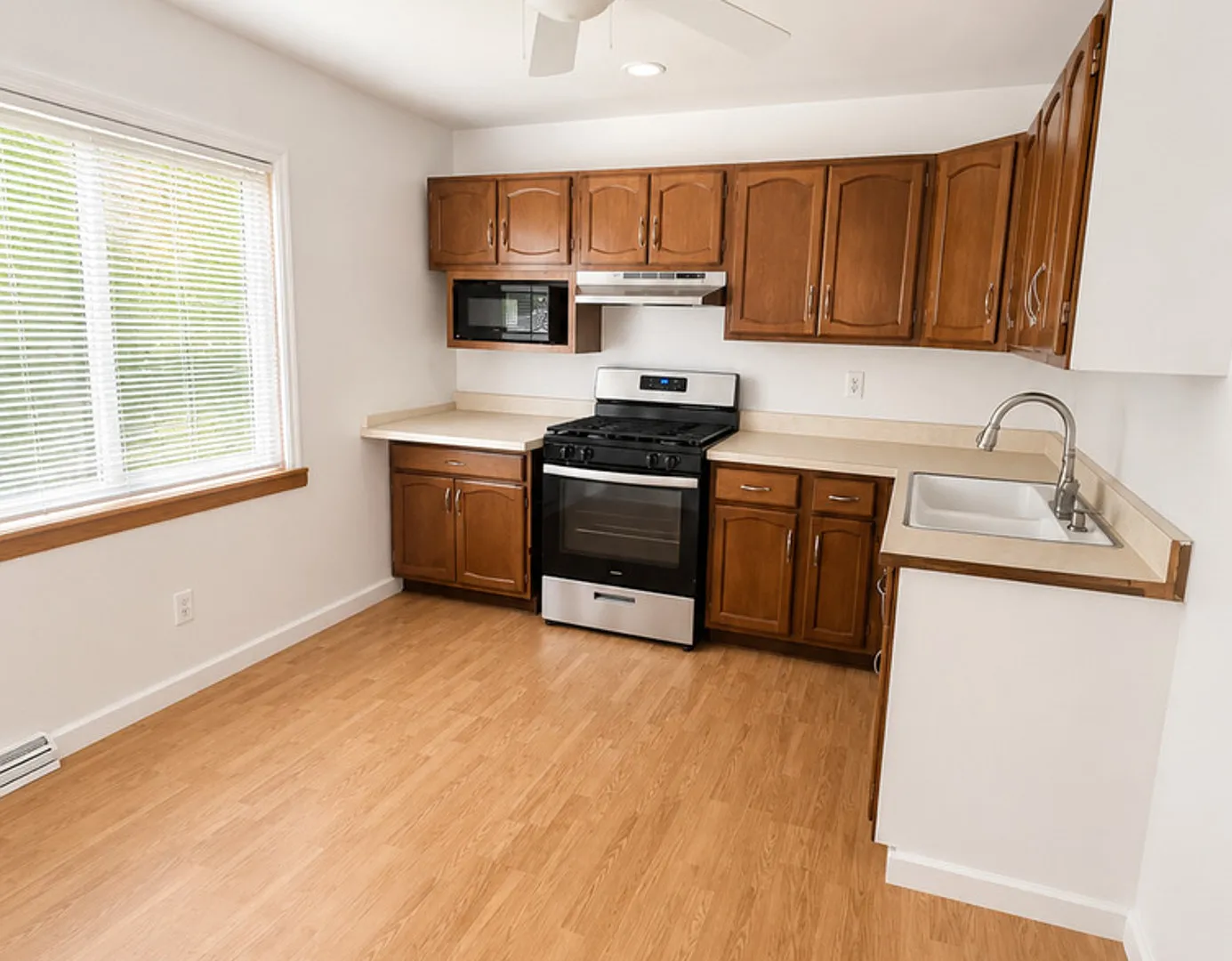 4 bed, 1.5 bath, 1800 sqft, $2,500 — Photo 3