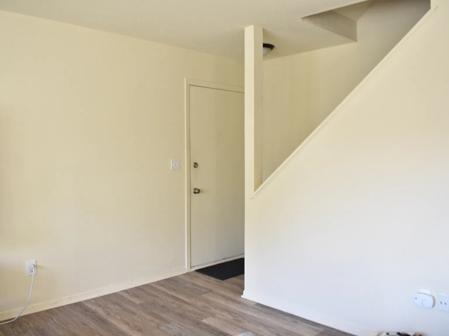 2 bed, 902 sqft, $2,000 — Photo 1