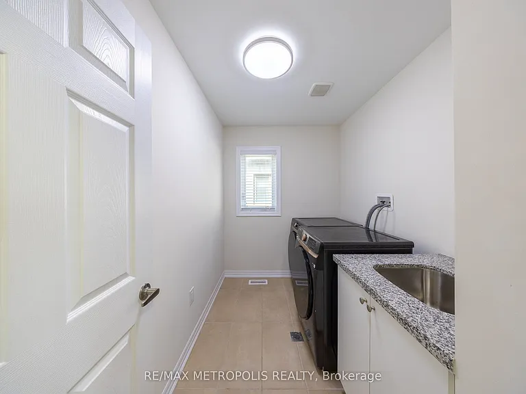 39 Northrop Ave — Photo 23