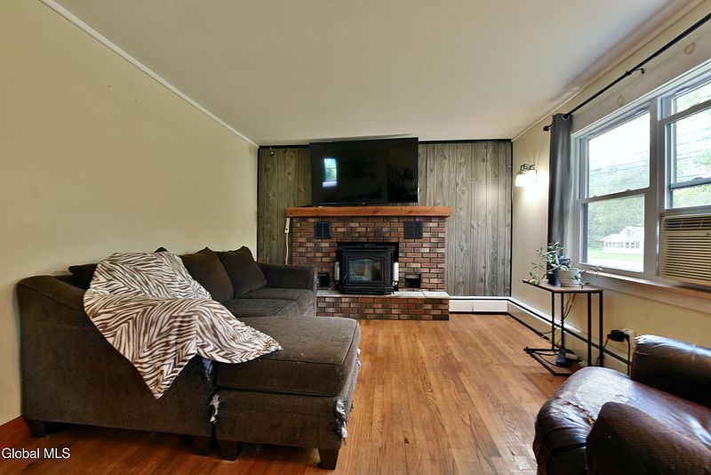 5th image of 54 E River Drive