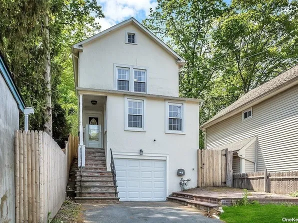 114 Singworth St, Oyster Bay, NY 11771