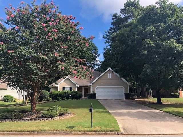 Beautiful 3 Bed Room 2 Bathroom Ranch Home with 2 car Garage