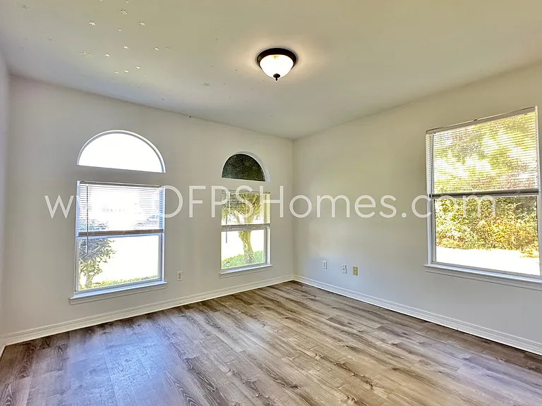2426 Houston Cir — Photo 23